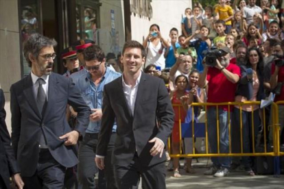 Messi sale del juzgado de Gavá, junto a su abogado y su hermano Rodrigo.-JOAN CORTADELLAS