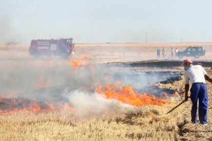 Quema controlada y supervisada por Bomberos y agentes medioambientales en la provincia de Valladolid.-ICAL