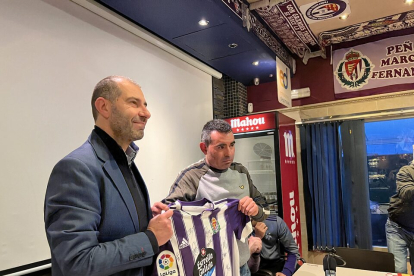 David Espinar entrega una camiseta firmada del Real Valladolid a Miguel Ángel, presidente de la peña. / FPRV