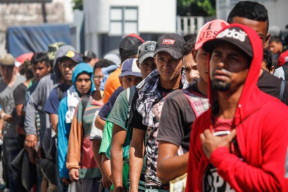 Migrantes hondureños que decidieron acogerse a la tarjeta humanitaria para establecerse de manera legal en territorio mexicano.-EFE Luis Villalobos