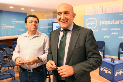 Jesús Julio Carnero y Luis Miguel Gago(I), presentan el primer 'Espacio abierto' en el Partido Popular de Valladolid-Ical