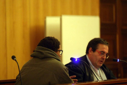 El acusado de copiar tarjetas de crédito en una gasolinera de Valladolid (I), junto a su abogado en el juicio celebrado en la Audiencia Provincial-Ical