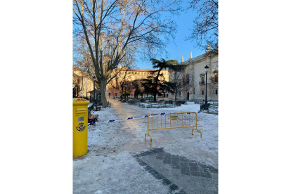 Plaza Santa Cruz cerrada al paso por la formación de hielo | E.M.