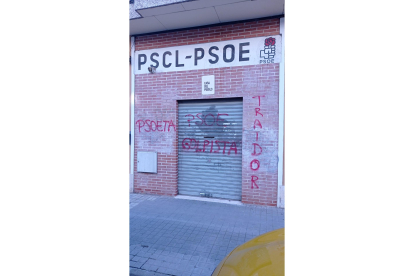 Pintadas en la sede del PSOE de Laguna de Duero, Valladolid. / EM