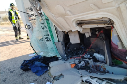 Herido grave el conductor de un camión tras volcar en la CL-600 en Boecillo.- BOMBEROS DIPUTACION