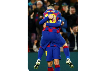 Lionel Messi y Antoine Griezmann celebran un gol.-EFE