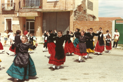 Grupo de danzas en 1995 en La Overuela.- FOTO CEDIDA POR A. LOBATO