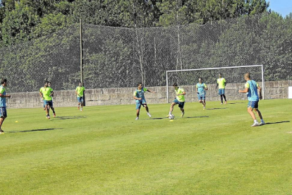 Los jugadores del Valladolid en un entrenamiento del pasado verano en el campo de A Lagoa.-El Mundo