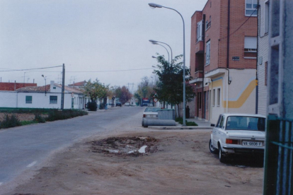 Entrada de la calle Arrabal en 1990 en La Overuela.- FOTO CEDIDA POR A. LOBATO