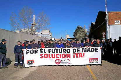 Concentración de trabajadores a las puertas de la factoría Made.-EL MUNDO