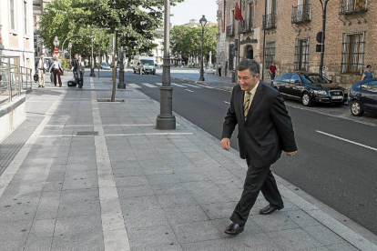El ex alcalde de Arroyo de la Encomienda, José Manuel Méndez, a la entrada de la Audiencia Provincial-Miguel Ángel Santos