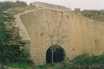 Túnel de paso del arroyo del Berrocal por el acueducto en 1990.-FOTO CEDIDA POR A. LOBATO