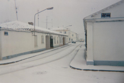 Nevada en la calle Calveras en 1992 en La Overuela.- FOTO CEDIDA POR A. LOBATO
