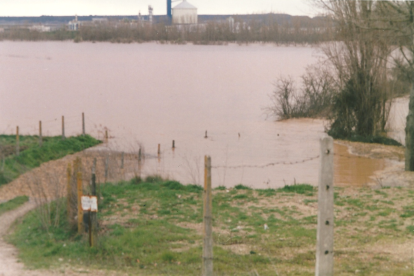 A punto de llegar el agua a las viviendas en las inundaciones de 2001 en La Overuela.- FOTO CEDIDA POR A. LOBATO