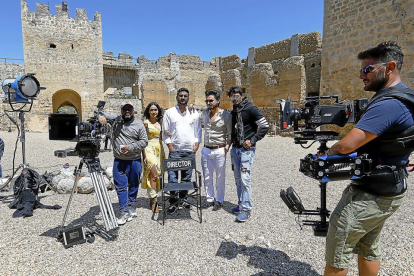 Miembros del equipo de rodaje de la productora de Wollywood ayer, en el Castillo de Trigueros del Valle.-J. M. LOSTAU
