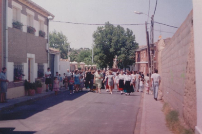 Procesión de las fiestas patronales en La Overuela.- FOTO CEDIDA POR A. LOBATO