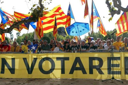 Partidarios de la consulta se han concentrado a las puertas del Parlament donde esta tarde se ha aprobado en un pleno extraordinario la Ley catalana de Consultas-Foto: EFE / TONI ALBIR