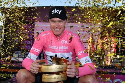 Chris Froome posa con el trofeo del Giro en el podio de Roma.-AP / DANIEL DAL ZENNARO