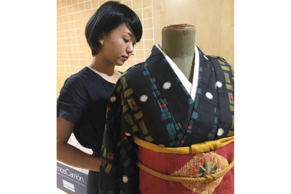 La japonesa Asami Hatano con una de las prendas que vende en su tienda de la localidad vallisoletana de Wamba.-EL MUNDO