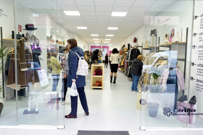 Nueva tienda de la cadena Moda re- de Caritas en Valladolid.- ICAL