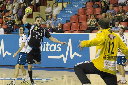 Roberto Pérez penetra y arma el brazo ante la presencia del portero del BM Aragón, Fernández-M. A. SANTOS /  PHOTOGENIC