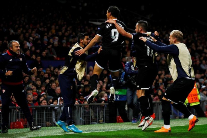 Ben Yedder celebra su primer gol en Old Trafford.-/ REUTERS / JASON CAIRNDUFF
