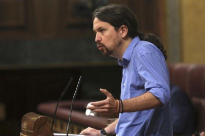 El secretario general de Podemos, Pablo Iglesias, en la tribuna del Congreso de los Diputados.-DAVID CASTRO