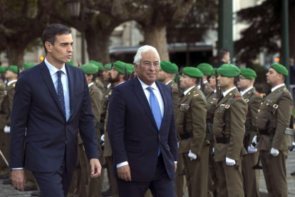 El presidente del Gobierno, Pedro Sánchez, junto al el primer ministro de la República de Portugal, Antonio Costa, pasan revista a las tropas a su llegada a la XXX Cumbre Hispano-Portuguesa-ICAL