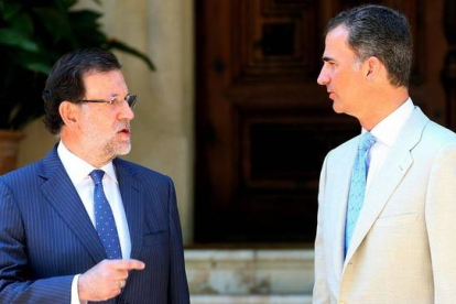 El presidente del Gobierno, Mariano Rajoy, junto a don Felipe VI  en el palacio de Marivent el verano pasado.-
