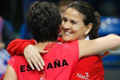 Conchita Martínez se abraza con Carla Suárez.-AFP