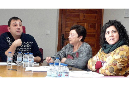 Enrique Seoane, Milagros Ferrín y Rosana de Castro, ayer antes del Pleno.-EL MUNDO