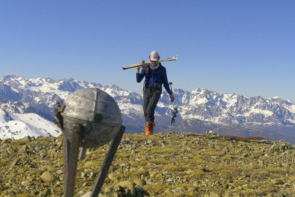 Un montañero alcanza la cumbre del Pico Lezna con los Picos de Europa al fondo.-N.S.