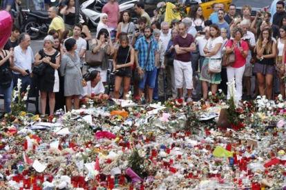 Ofrendas ciudadanas por las víctimas del atentado de Barcelona, el pasado agosto.-ALVARO MONGE