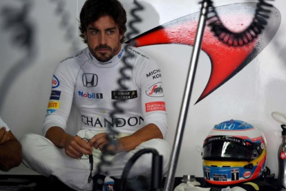Fernando Alonso descansa en su box de Hockenheim (Alemania).-AFP / PATRIK STOLLARZ