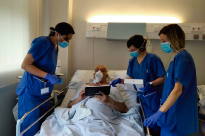 Paciente hospitalizado en uno de los hospitales Recoletas Red Hospitalaria utilizando una de las tablets obtenidas por el Grupo.- RECOLETAS RED HOSPITALARIA