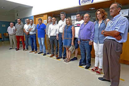 Ortega, en el centro, rodeada por los doce alcaldes de León que denuncian la ausencia de médicos en la zona rural.-ICAL