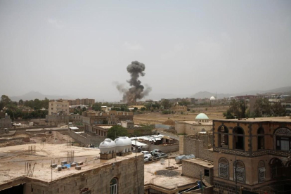 Humo se eleva después de un bombardeo en Yemen.-MOHAMED AL-SAYAGHI (REUTERS)