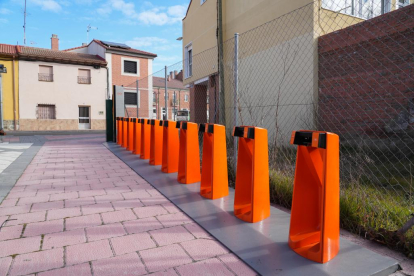 Postes para el servicio de bicis Biki en la Plaza de Alfonso X en La Overuela.- J.M. LOSTAU