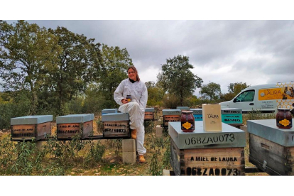 Laura Fernández Gago extrae miel pura de brezo, encina y roble procedente de 500 colmenas. | E.M.