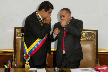 Nicolás Maduro habla con el presidente de la Asamblea Nacional, Diosdado Cabella, este martes en Caracas.-Foto: EFE / MIGUEL GUTIÉRREZ