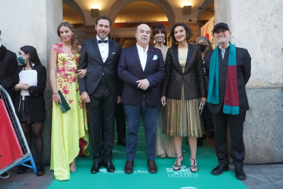 El alcalde, Óscar Puente, junto al actor Antonio Resines y la ministra de Industria, Comercio y Turismo, Reyes Maroto.- E. M.