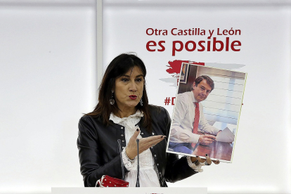 Ana Sánchez sujeta la foto de Mañueco y su carta a Pedro Sánchez. ICAL