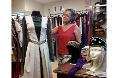 Carmen Andueza muestra uno de los vestidos medievales confeccionados en su taller.-A. G.