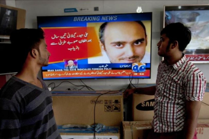 La televisión paquistaní informa de la liberación del político Ali Haider Gilani.-AP / SHAKIL ADIL