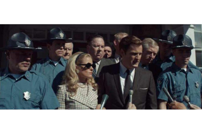 Escena del filme en la que el senador Kennedy sale del juzgado con su esposa.-EL PERIÓDICO
