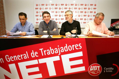 Los secretarios regionales de CCOO, Ángel Hernández, y de UGT, Agustín Prieto, presentan las propuestas que trasladarán a Cecale dentro de la negociación colectiva para este año y el Serla-Ical