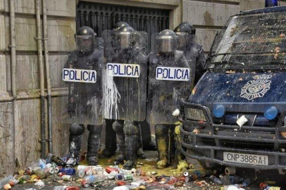 Agentes de la Policía Nacional, en la Jefatura Superior de la Via Laietana de Barcelona, el pasado 18 de octubre.-MANU MITRU