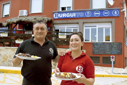Alejandro Conde y Margarita Sánchez, a la entrada de su restaurante Burguiyo, que está junto al embalse del Burguillo.-ARGICOMUNICACIÓN