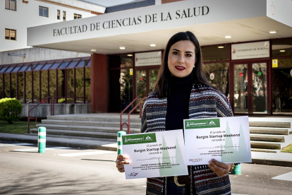 Laura Olalla Gil en la puerta de la Facultad de Ciencias de la Salud de la Universidad de Burgos. EL MUNDO