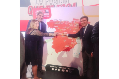 La expedición iscariense señalando el mapa de La Vuelta en Barcelona / EM